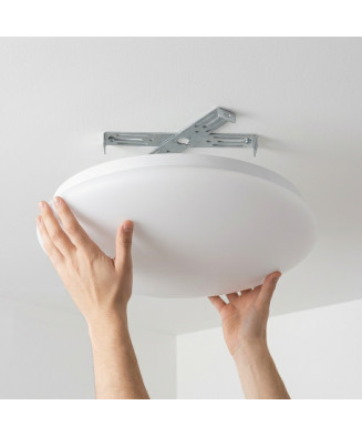 Luminária de teto circular LED com 25 cm de diâmetro.